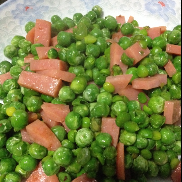 丁丁不吃鱼做的烟熏火腿炒豌豆