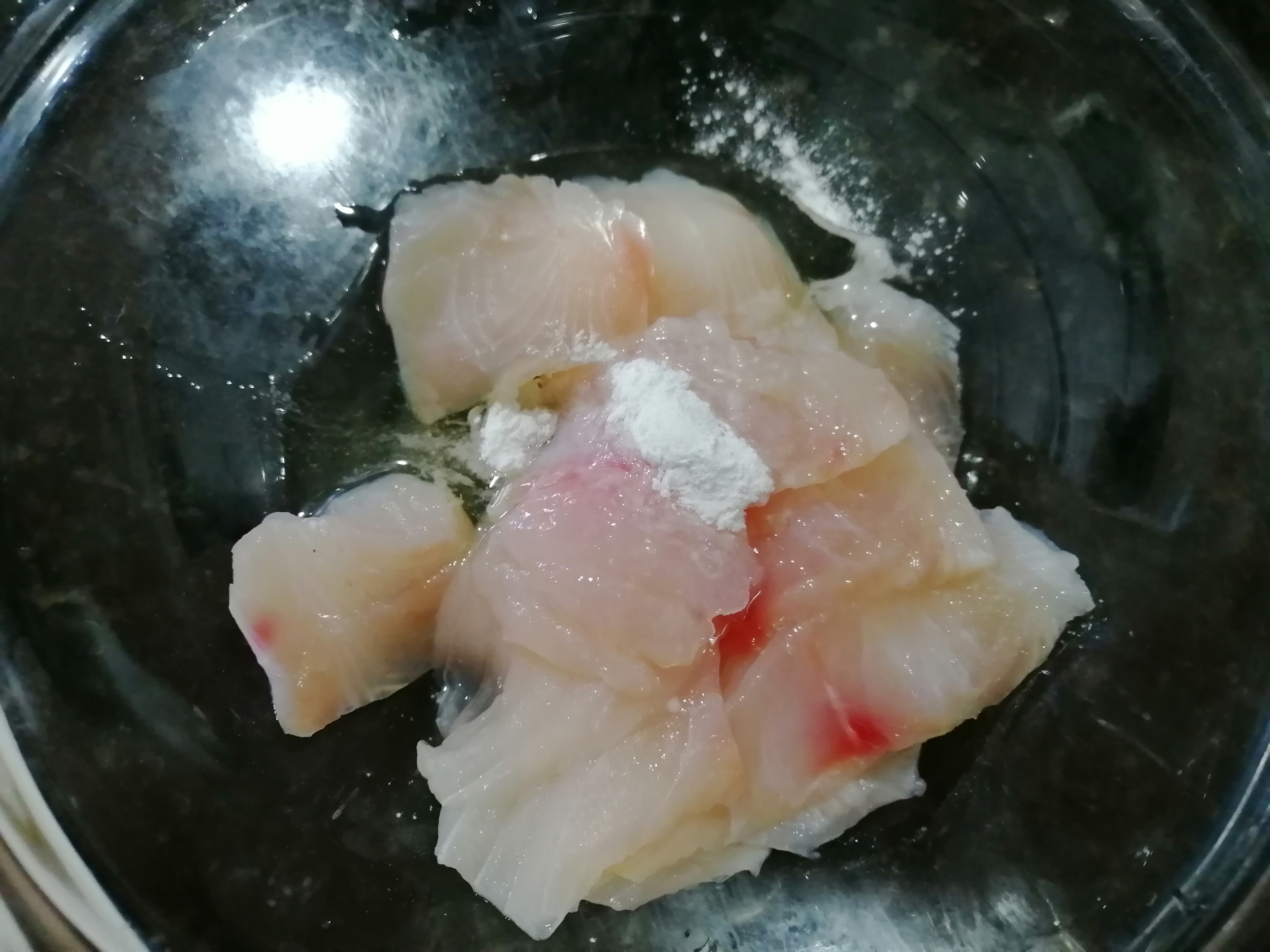 龙虾汤底过桥鲈鱼片：鲜到极致就是甜的做法 步骤4