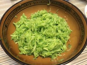 海螺黄瓜水饺的做法 步骤2