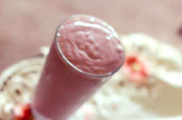 美容饱腹牛油果杂莓酸甜奶昔的做法