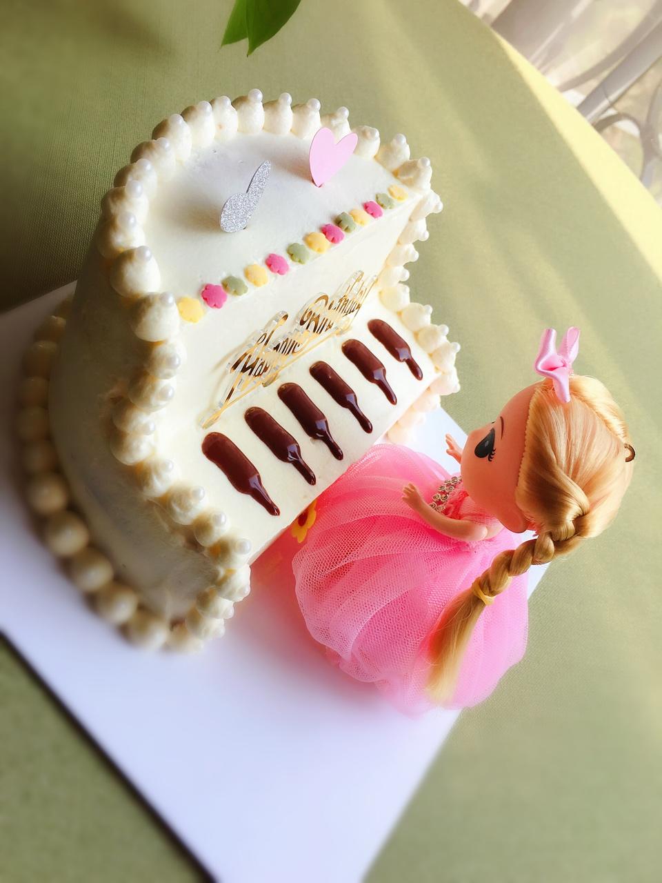 沙鸥的烘焙时光做的钢琴女孩造型蛋糕