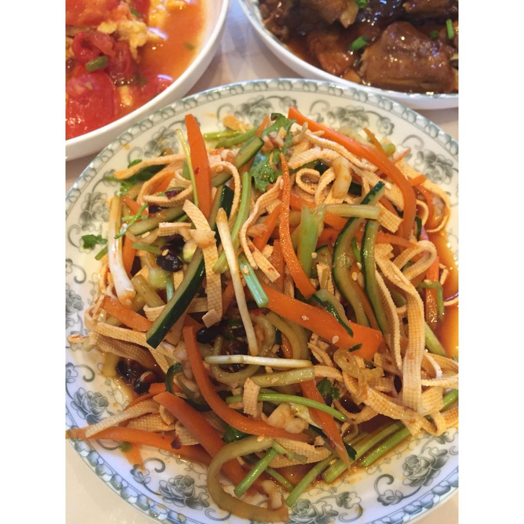 超快手的凉拌千张黄瓜胡萝卜丝