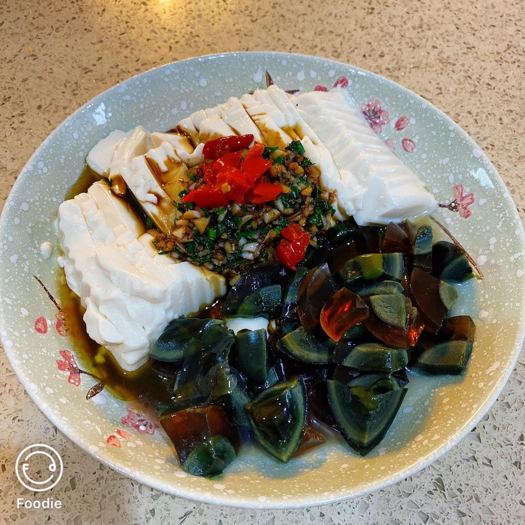 双椒拌皮蛋豆腐