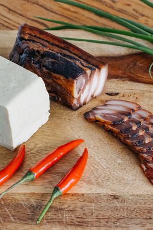 老豆腐蒸腊肉—造洋饭书的做法 步骤1
