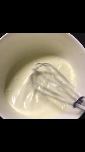手动打发安佳淡奶油的做法 步骤2