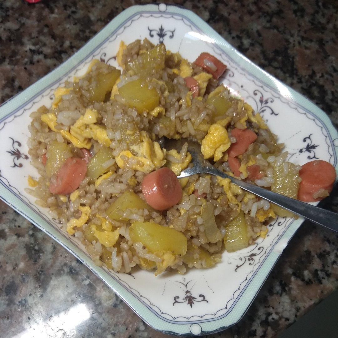 邻居抢着来我家吃土豆香肠炒饭，原来这么香！