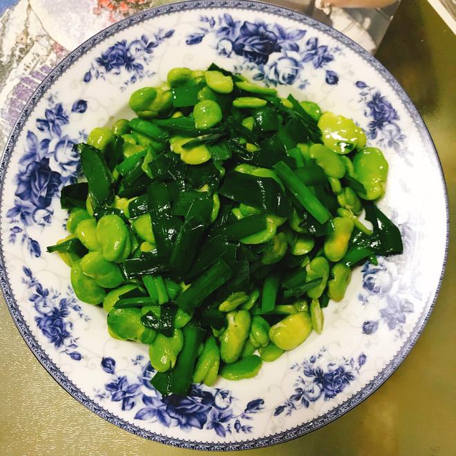 应季的味道，春末夏初，分分钟搞定清香鲜嫩----蚕豆炒韭菜的做法