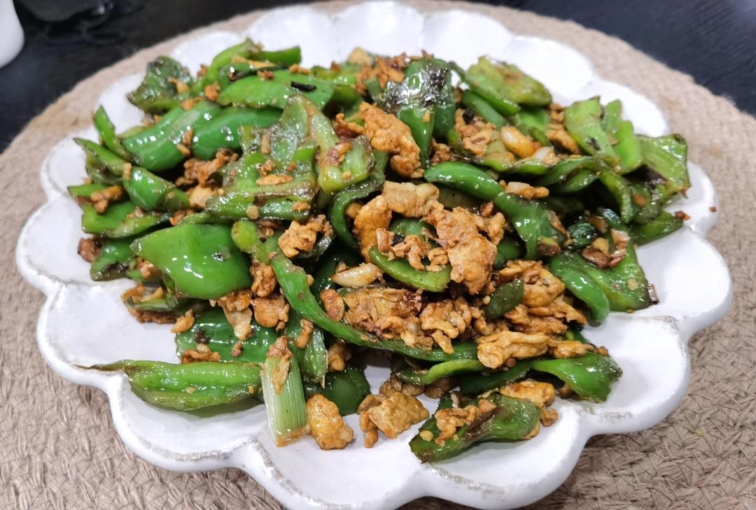 超级下饭的虎皮青椒炒鸡蛋，香辣入味