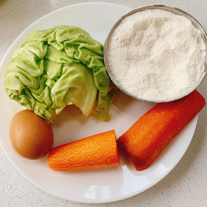 孩子最爱的早餐之一：五彩蔬菜饼的做法 步骤1