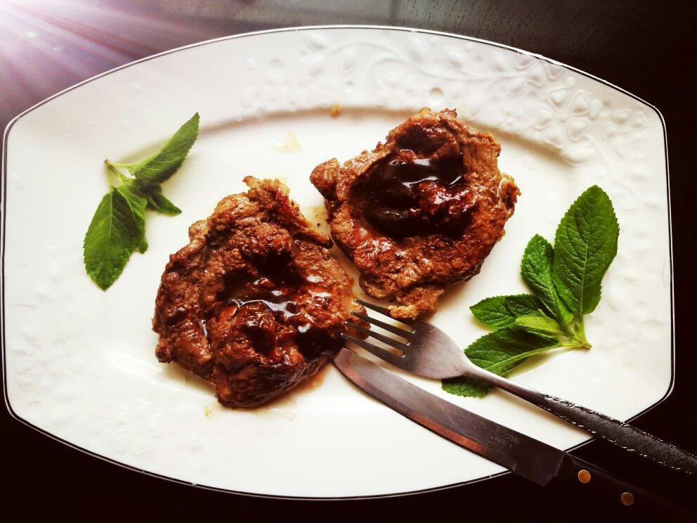 四分钟煎好一块鲜嫩多汁的牛排