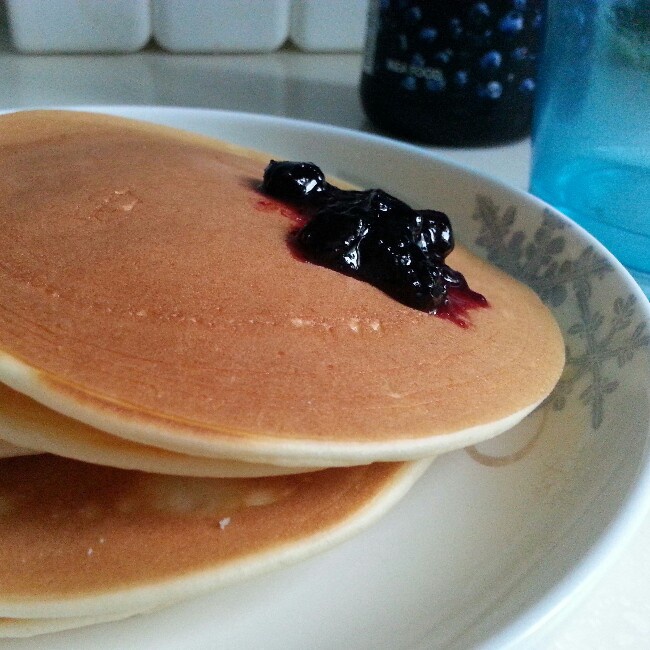 【酸奶松饼yogurt pancake】，搭上黑莓果酱和枫糖的美味。