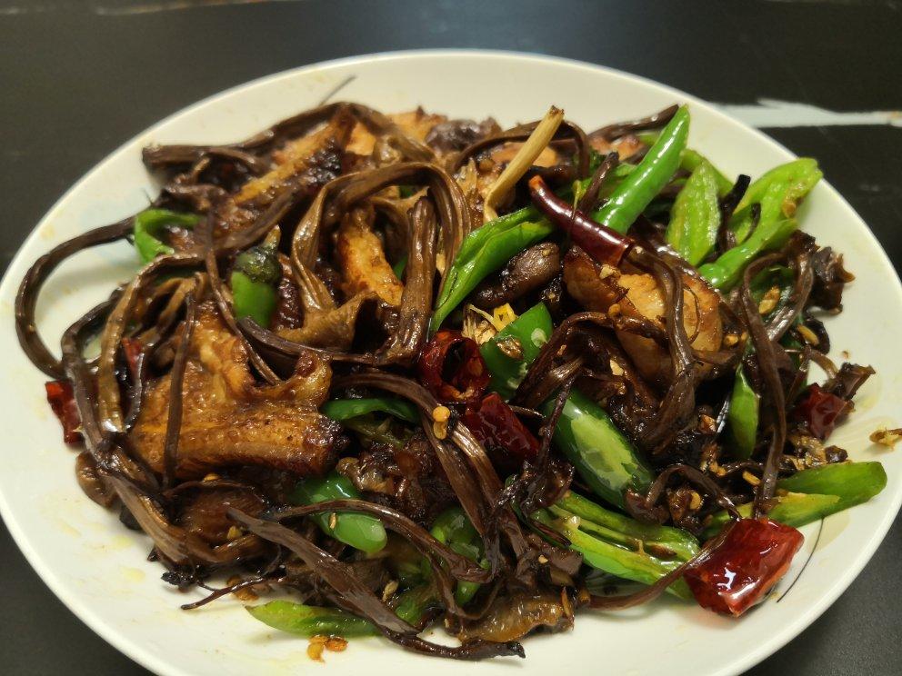 五花肉干锅茶树菇