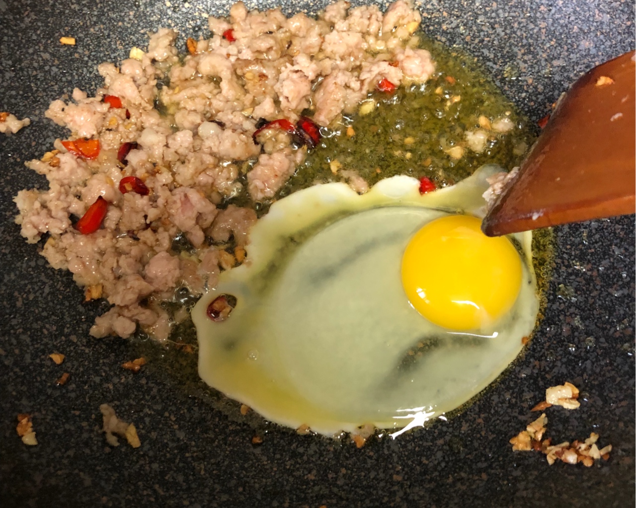 江西风味鸡蛋肉末青菜炒米粉（名字有点长，尽量把配料写全）的做法 步骤4