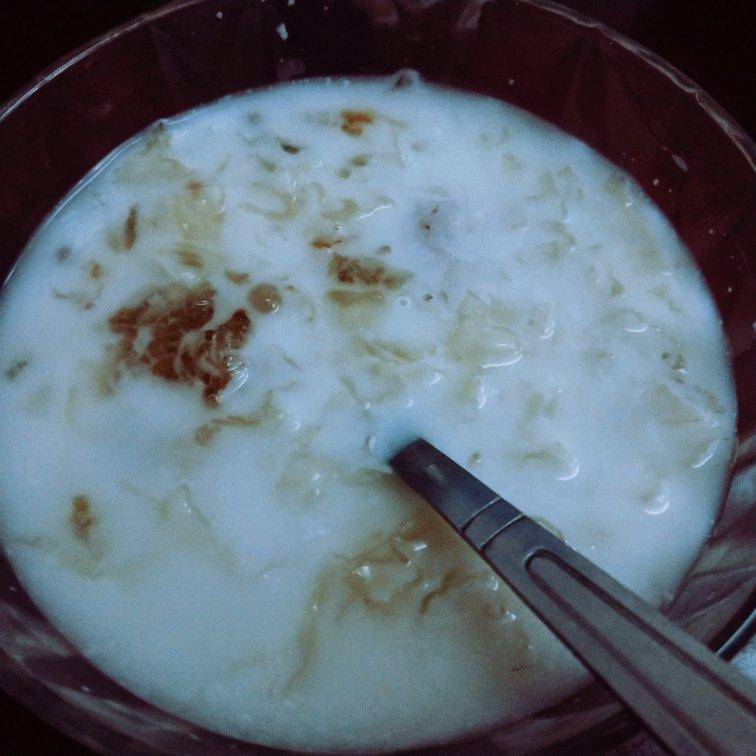 椰汁桃胶银耳糖水