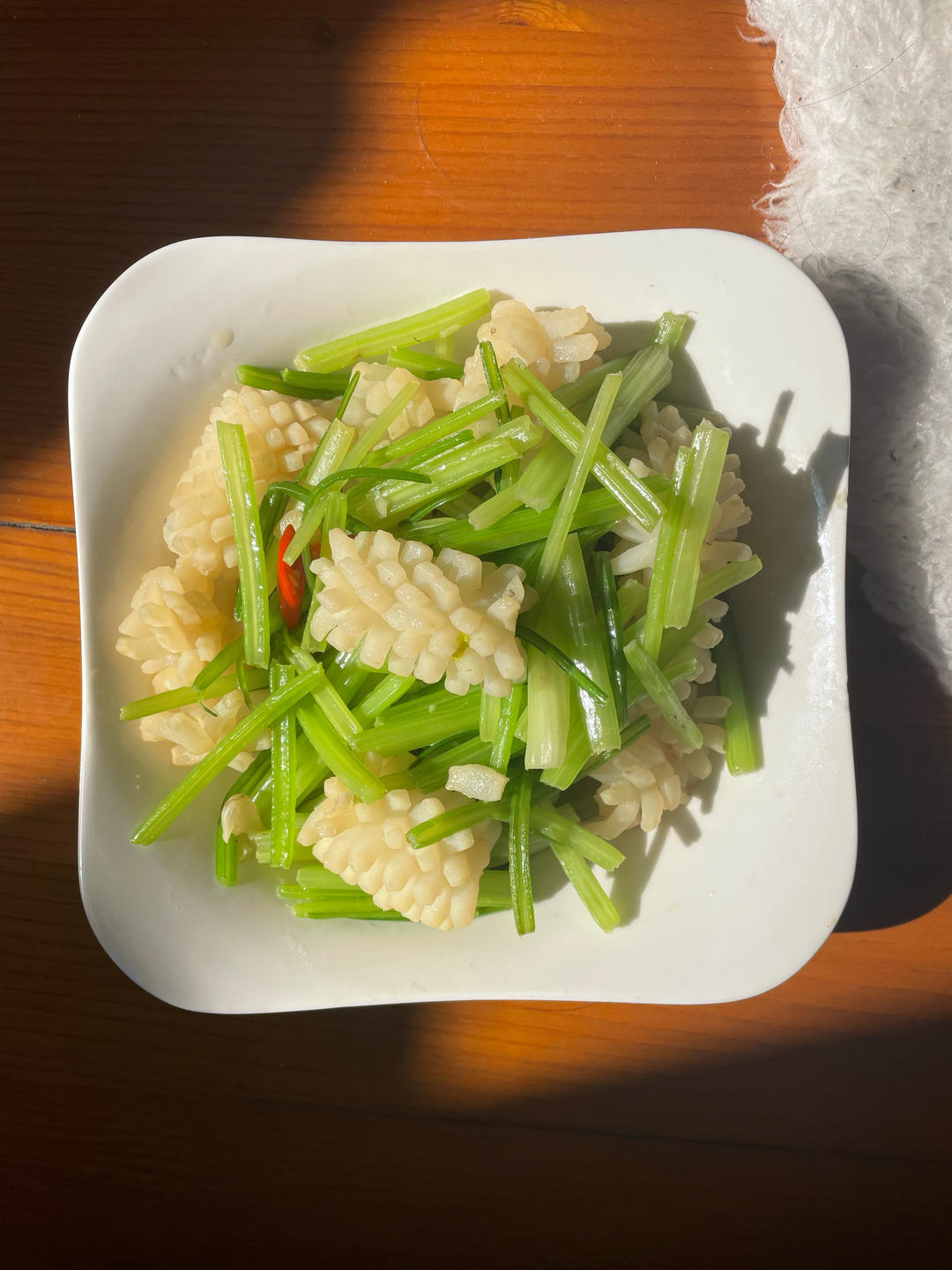 芹菜炒鱿鱼花