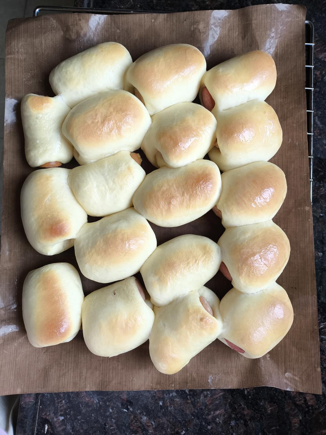 又香又软又拉丝，咬一口奶香十足！超治愈的淡奶油波兰种小餐包