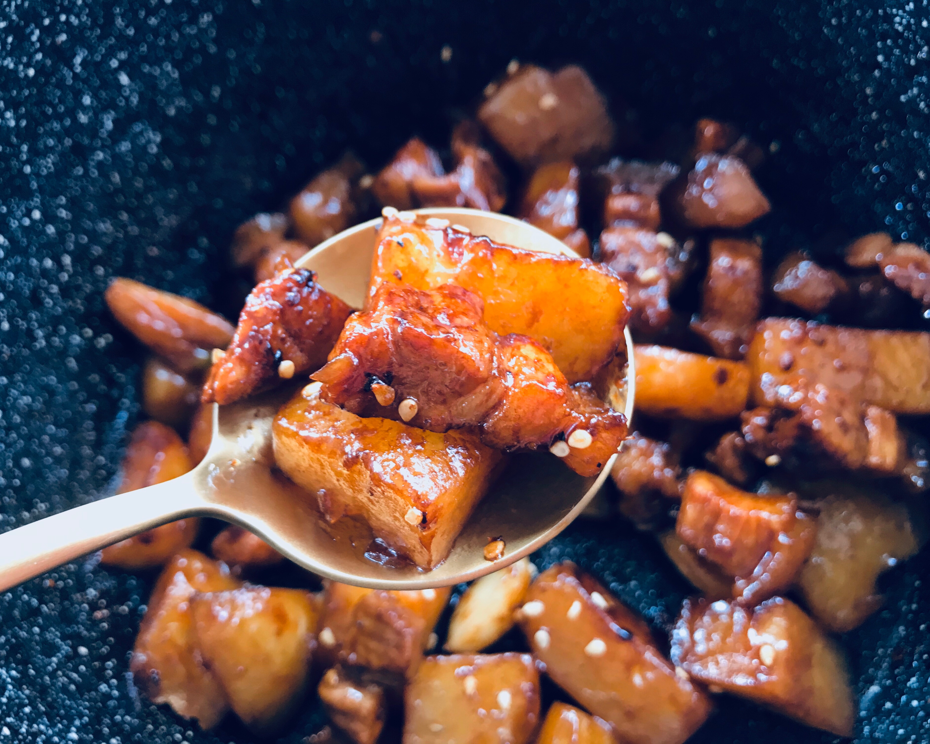 红烧五花肉炖土豆的做法