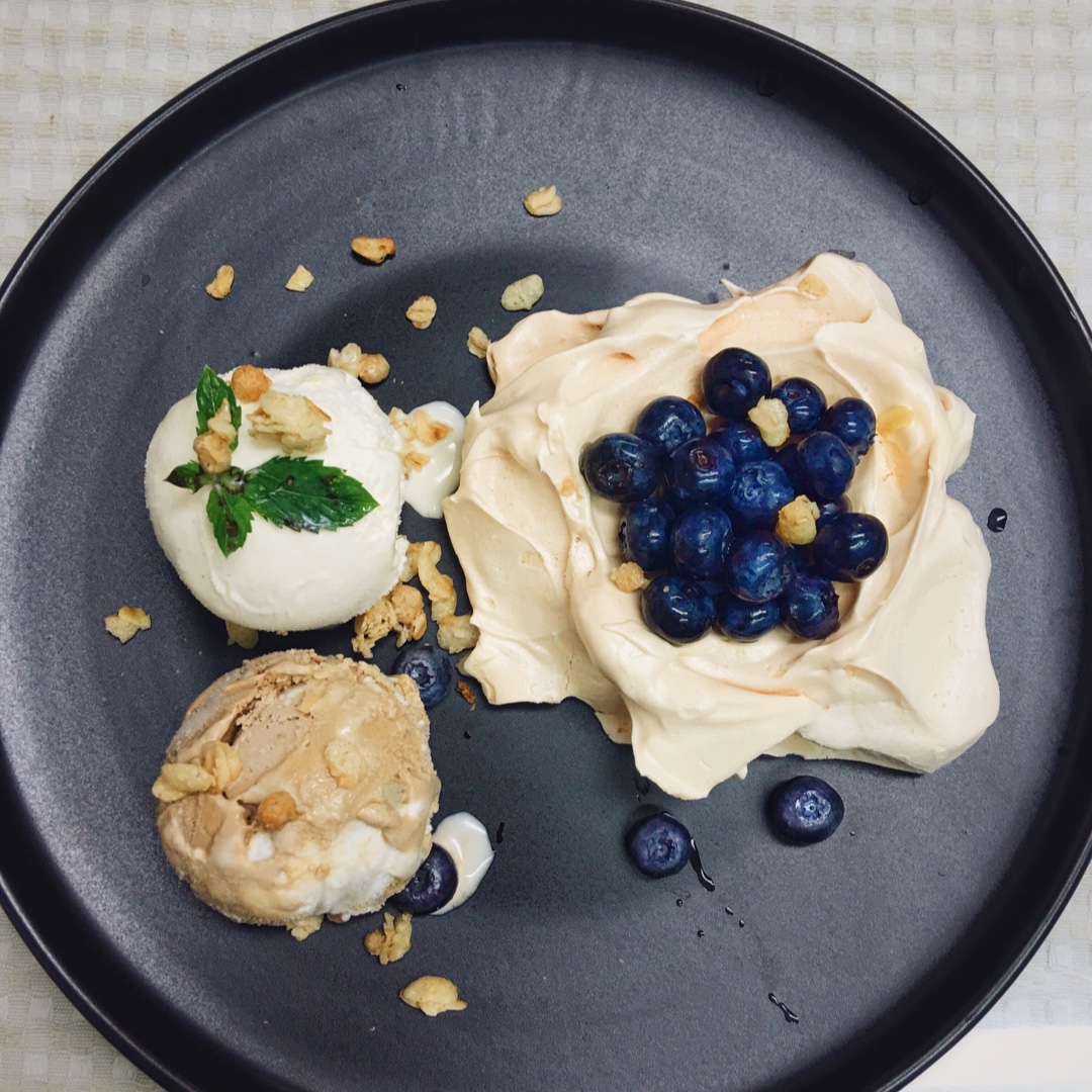 红水果冰激凌蛋白饼/Red fruit meringue baskets