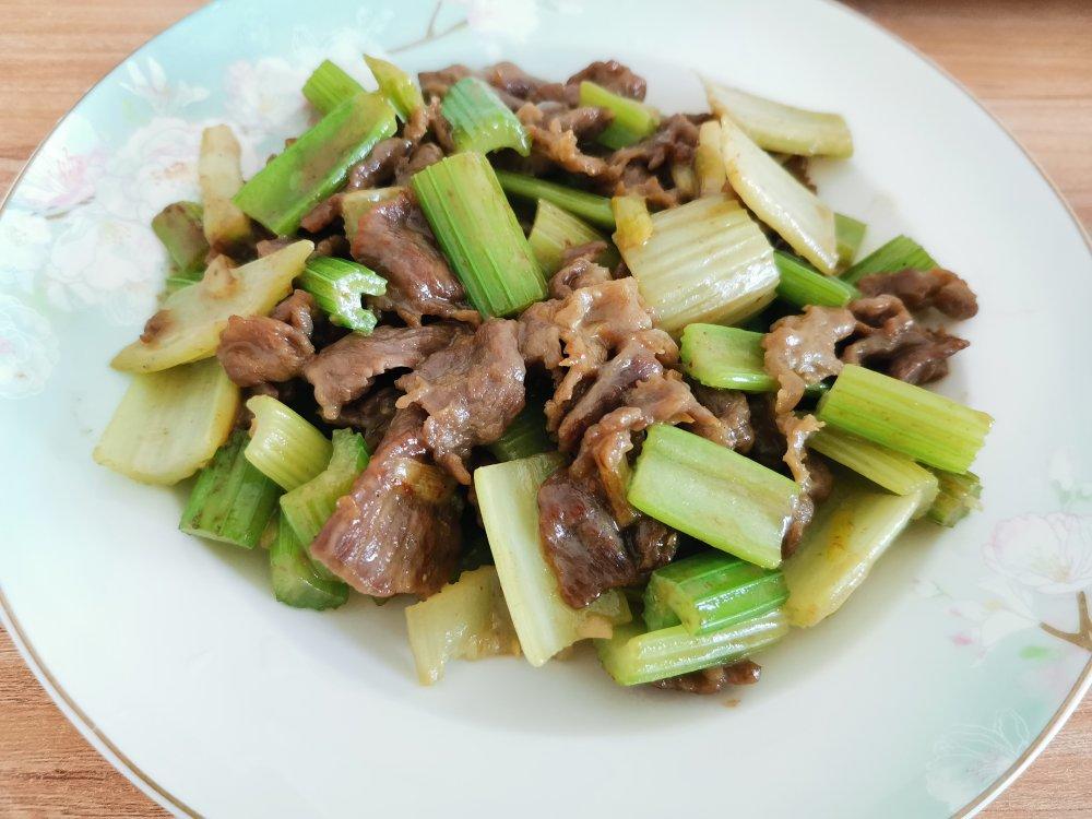芹菜炒牛肉 快和我一起做！超级嫩！家常快手简单！