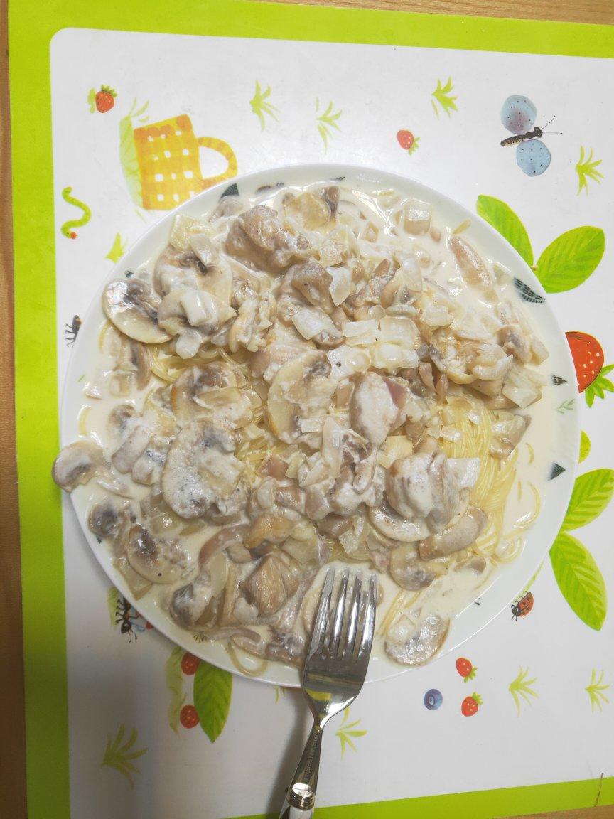 奶油鸡肉蘑菇意面