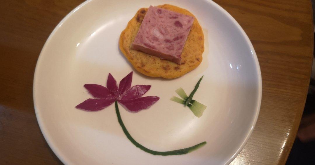 简单美丽的盘饰（9）——冷拼·洋葱荷花