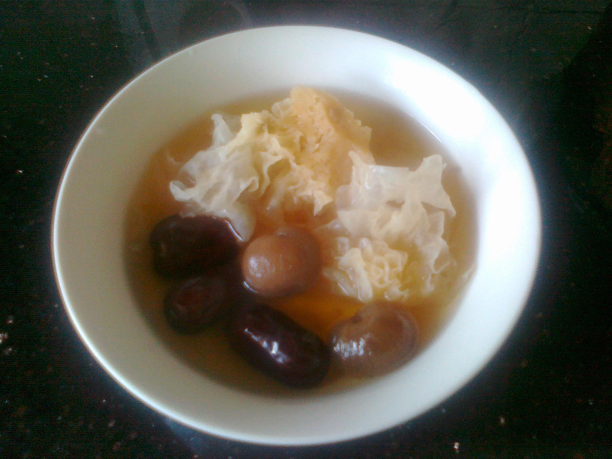 银耳红枣桂圆甜汤的做法