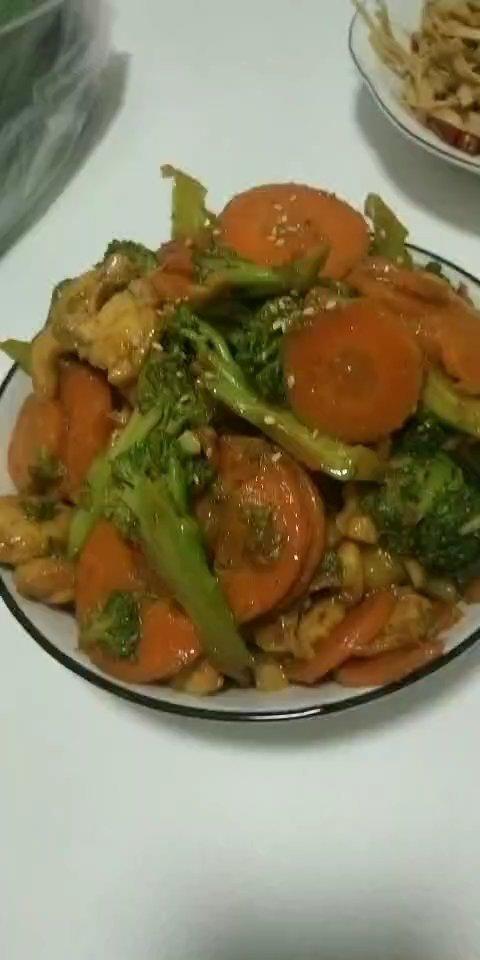 鸡胸肉炒西兰花