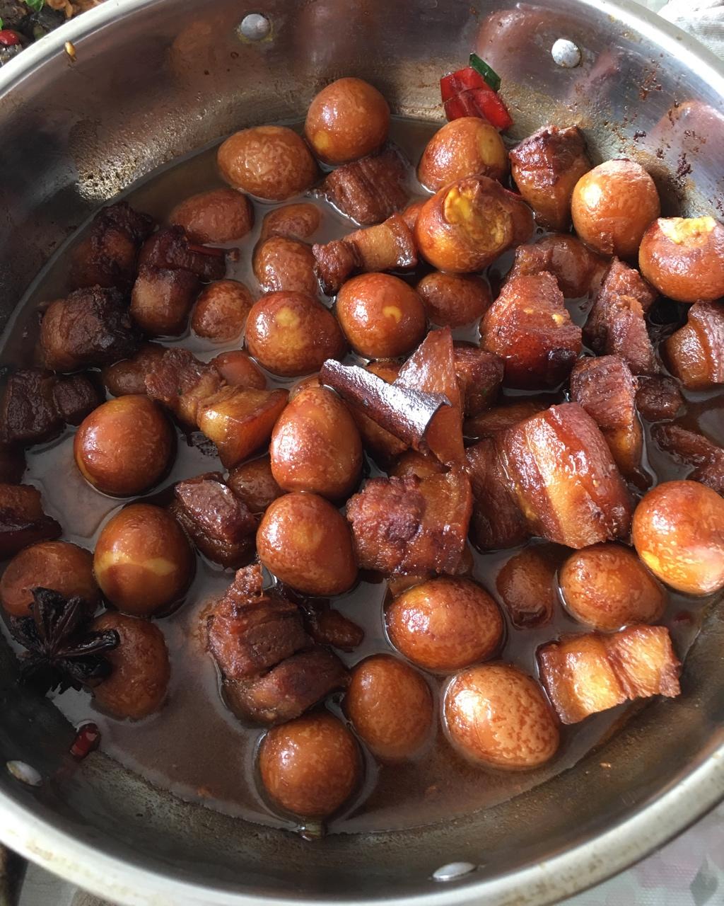 加了鹌鹑蛋后，这盘红烧肉，美味的逆天啦——鹌鹑蛋烧肉（孔瑶食谱）