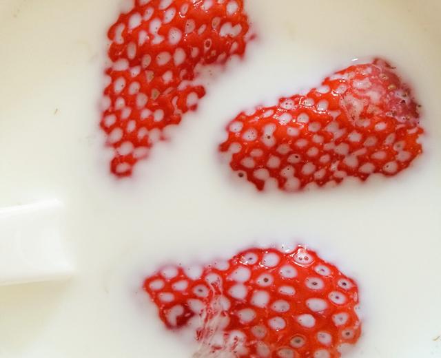 牛奶草莓燕窝的做法