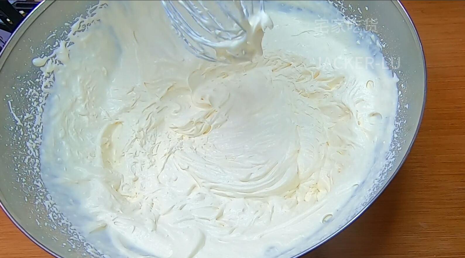 香草冰淇淋，超简单零失败，不输给哈根达斯的口感，消耗淡奶油无蛋黄，丝滑口感加上浓浓的奶香味。的做法 步骤4