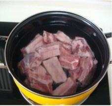 南瓜烧排骨的做法 步骤1