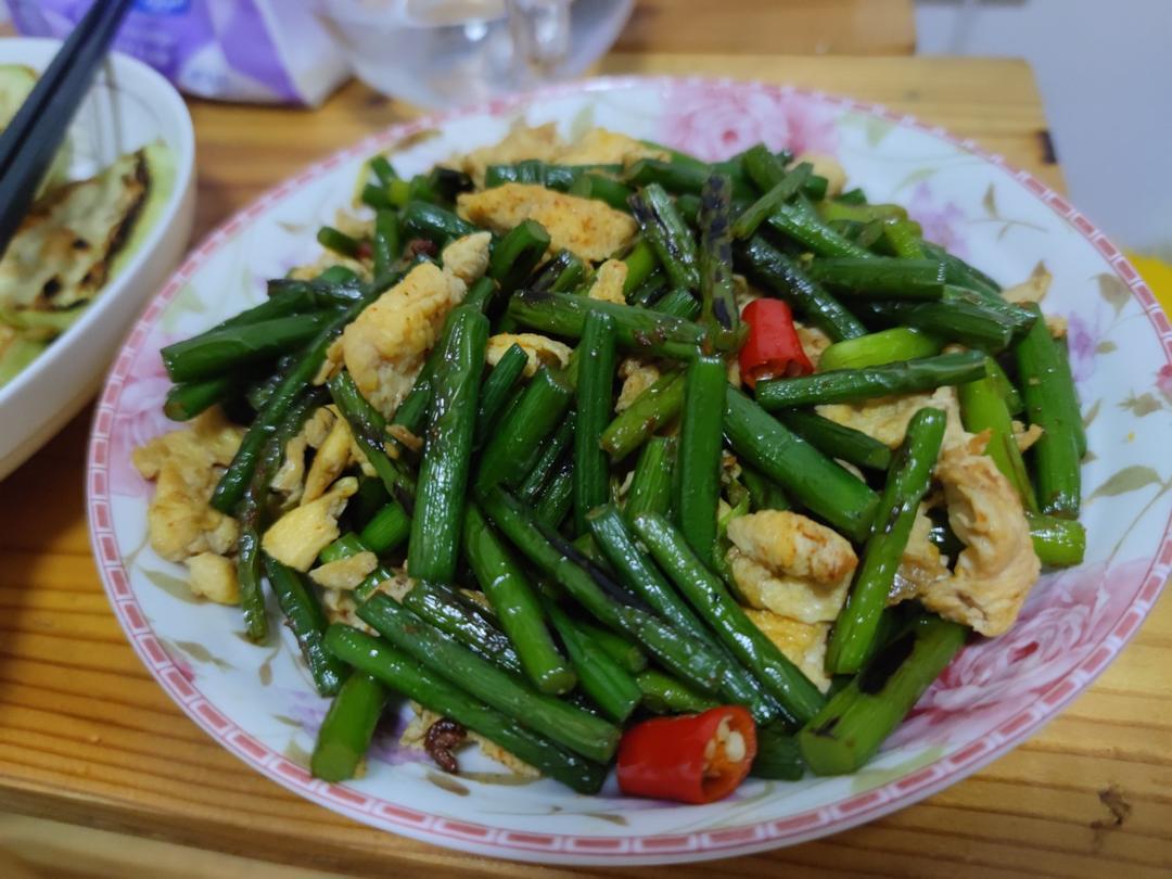 蒜苔炒鸡蛋（十分钟搞定一顿饭）