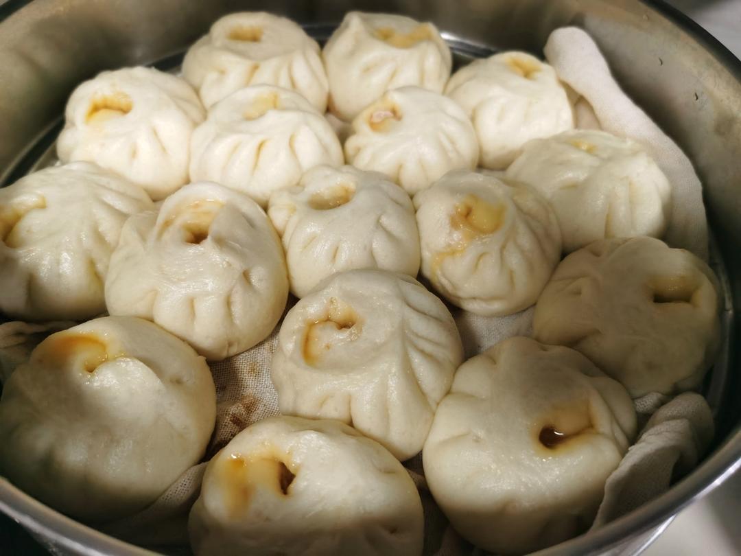 松软多汁的肉包子