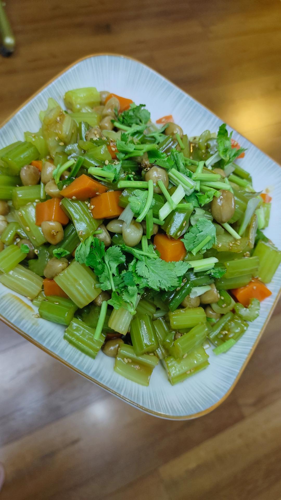 凉拌芹菜花生米胡萝卜
