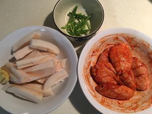 吃了会变 “chou” 的 ~ 酱烧鸡翅藕的做法 步骤1