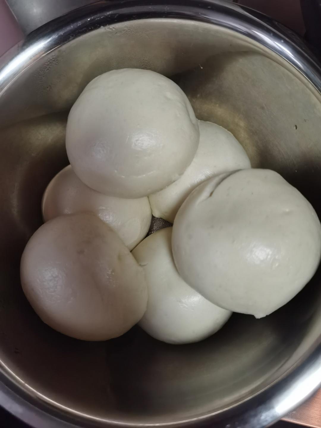 原来馒头不用蒸，把馒头生胚丢锅里煮一煮，出锅又白又胖