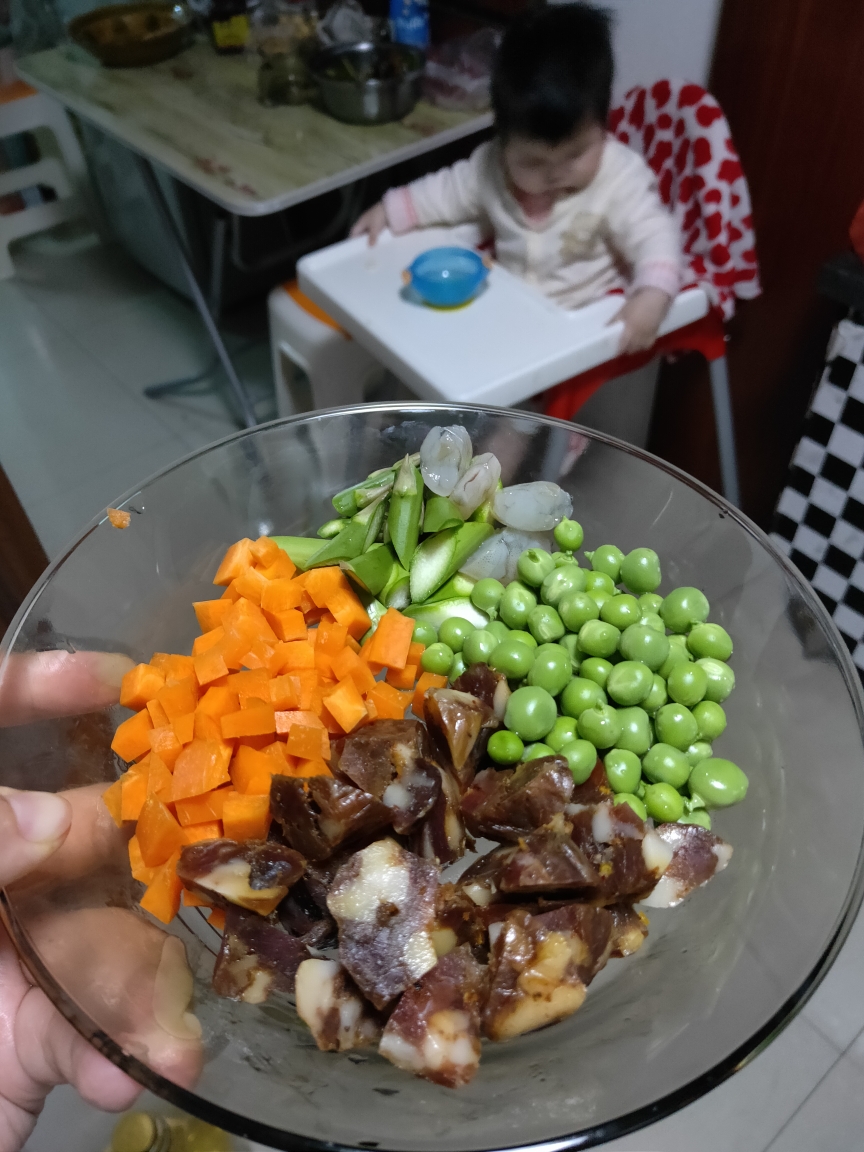 腊肠胡萝卜虾丁豌豆芦笋菠萝蛋炒杂粮饭的做法 步骤1