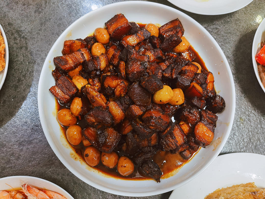 加了鹌鹑蛋后，这盘红烧肉，美味的逆天啦——鹌鹑蛋烧肉（孔瑶食谱）