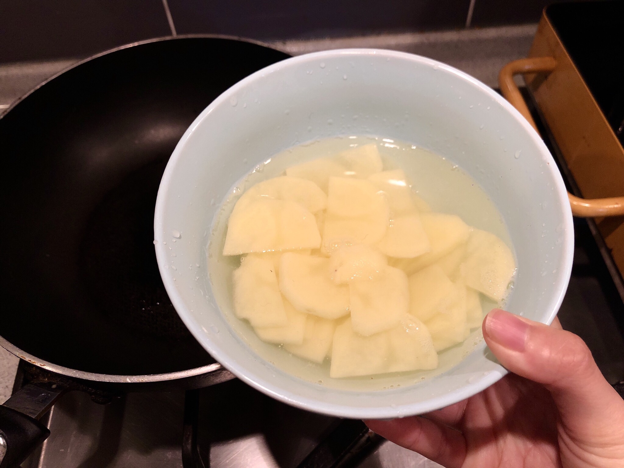 洋葱炒土豆·这么烧不糊锅的做法 步骤1