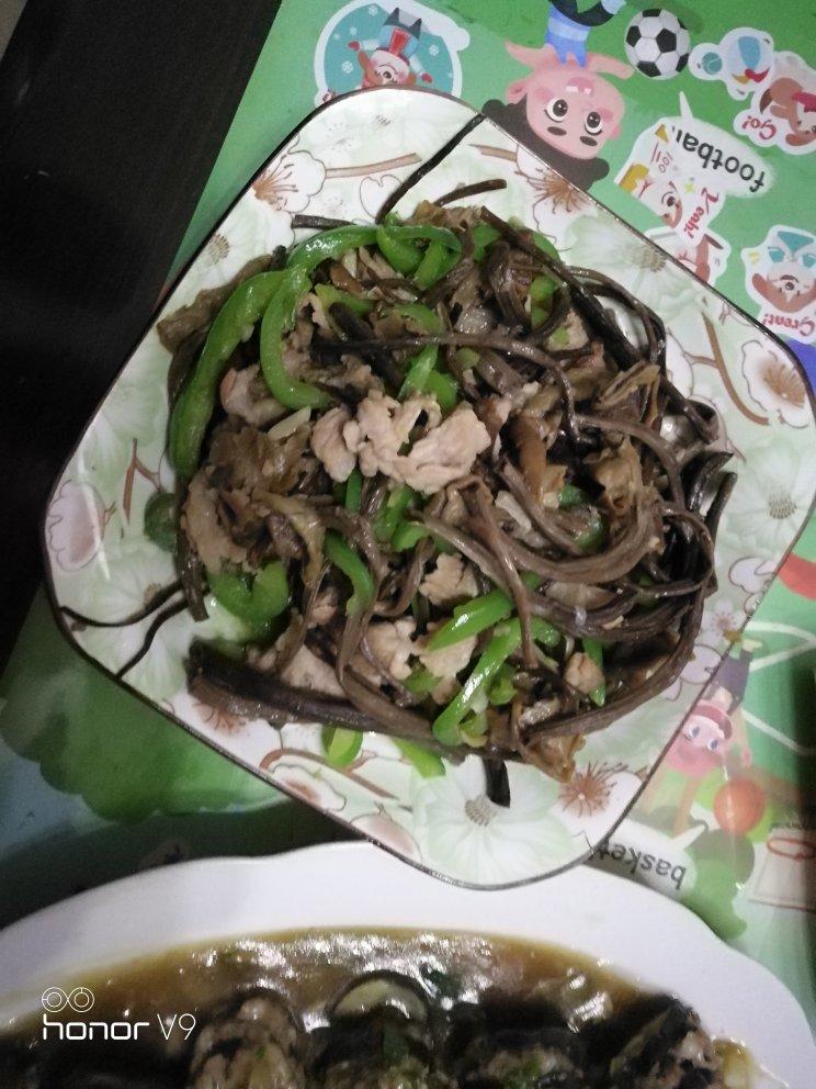 五花肉干锅茶树菇