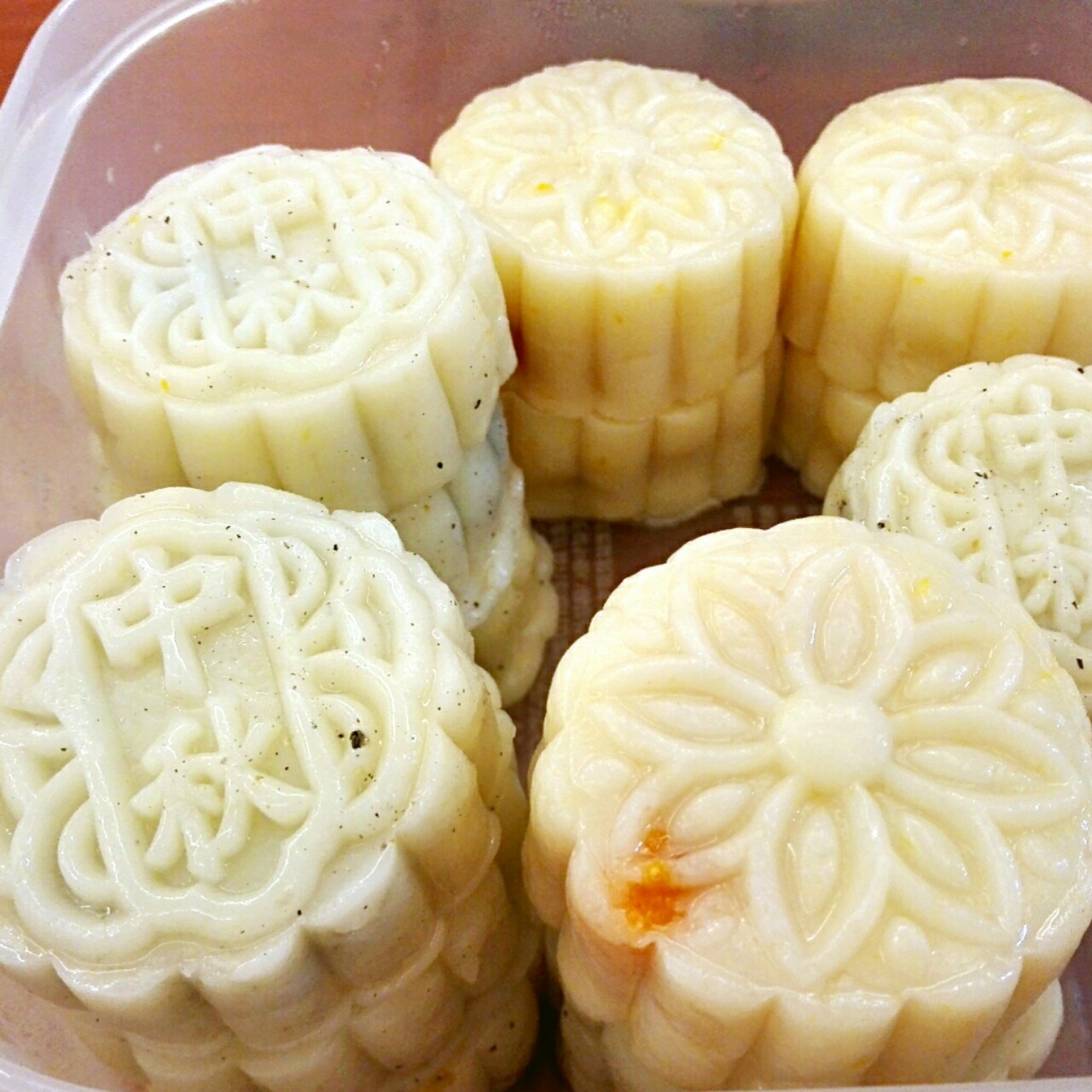 小仁做的超越香港大班紫薯冰皮月饼