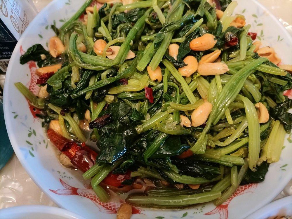 超级爽口的果仁菠菜（附零失误炸花生米的方法）