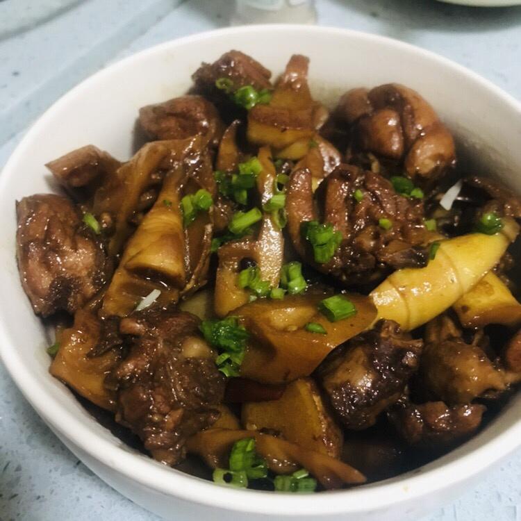 春笋烧鸡块的做法