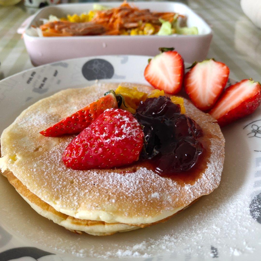【酸奶松饼yogurt pancake】，搭上黑莓果酱和枫糖的美味。