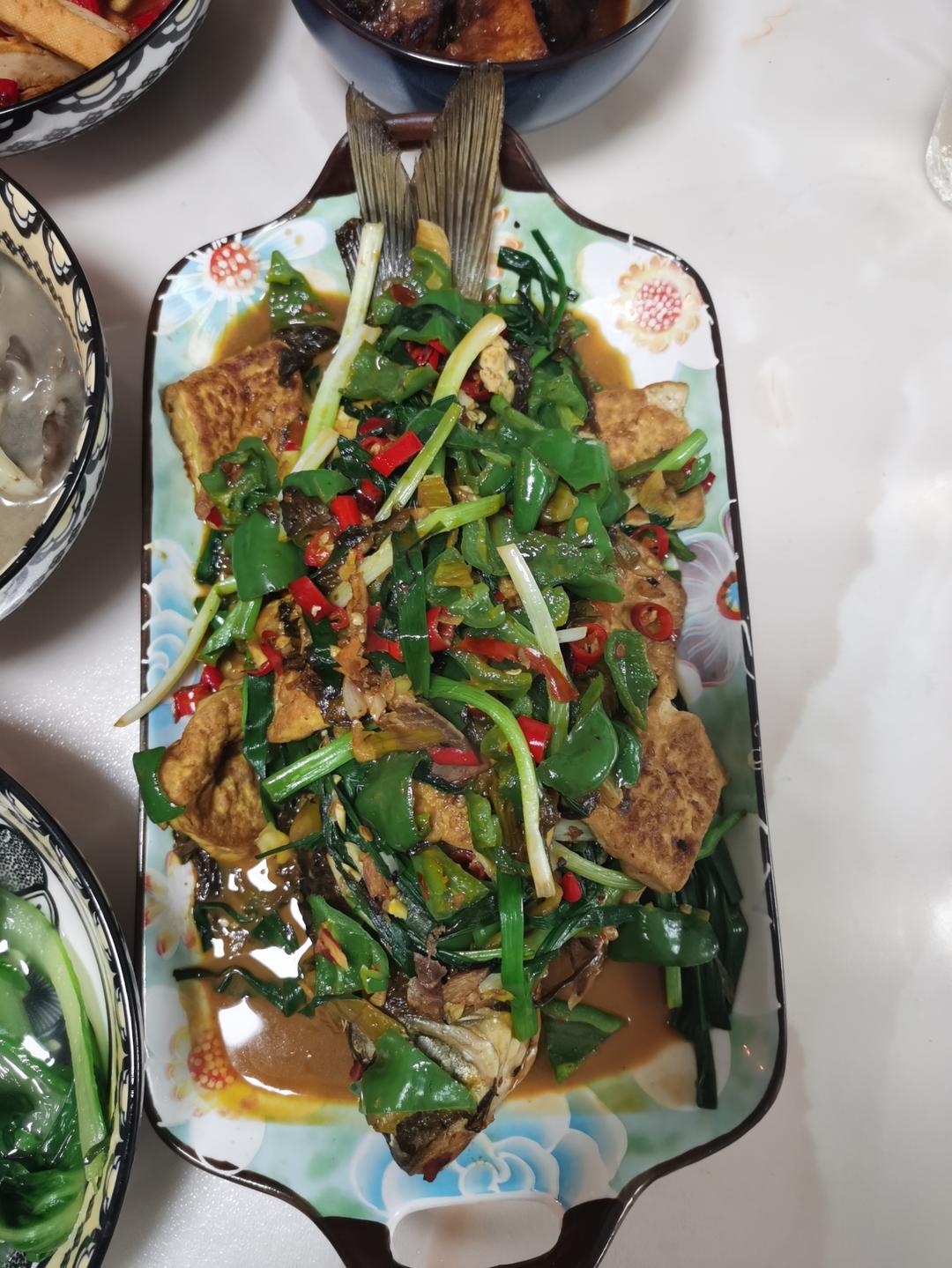 厨师长教你：“葱香鲫鱼”的家常做法，味道鲜美，先收藏起来
