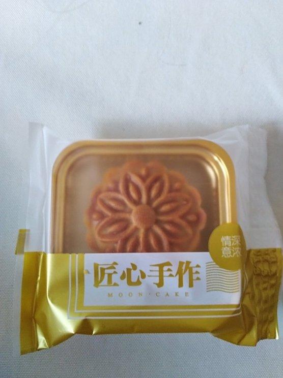 广式月饼—蛋黄芝麻月饼