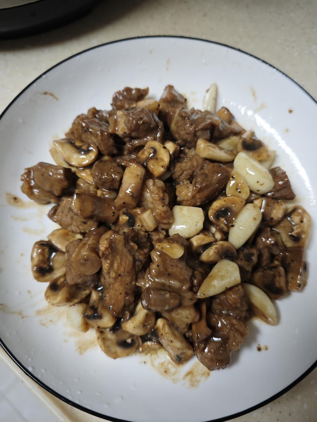 黑椒牛肉粒炒口蘑