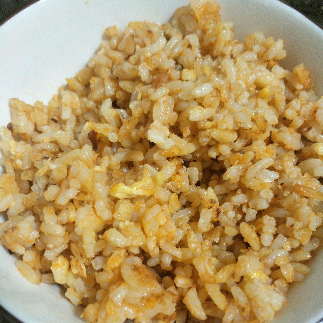 〈鸡蛋，葱花。蛋炒饭〉，简简单单剩饭变美味。欣小厨 😉