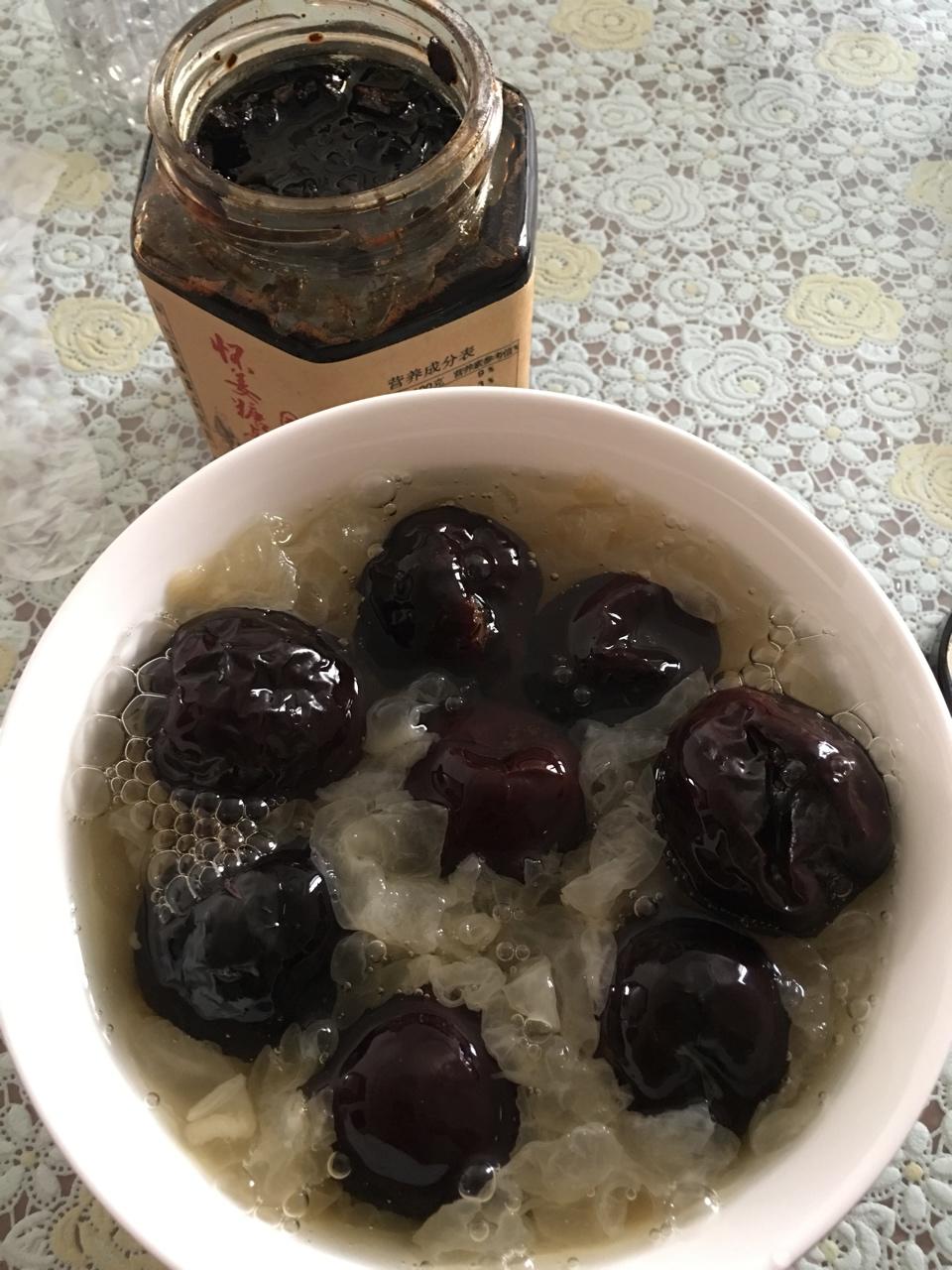 冰糖银耳红枣汤