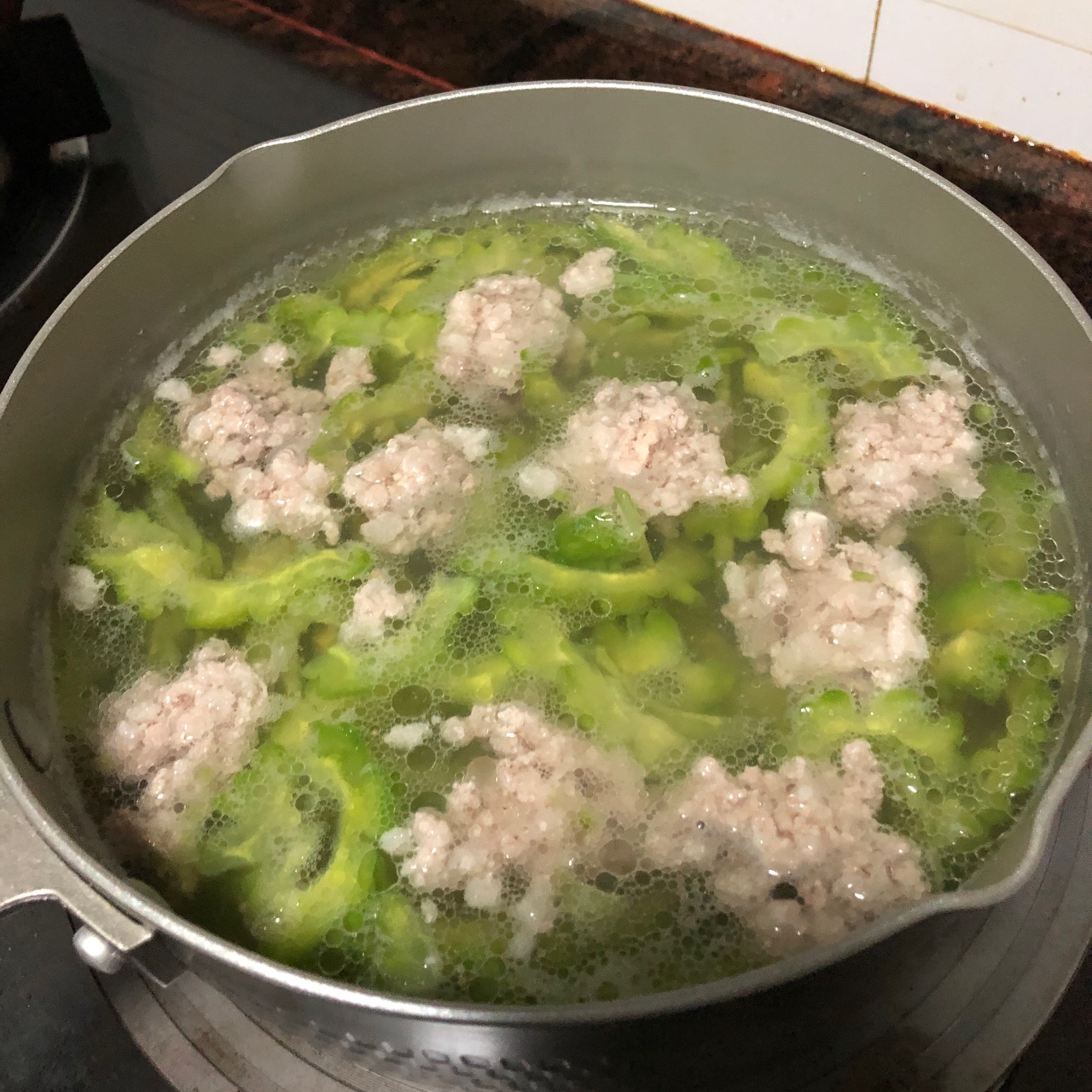 老广菜单每周必备汤水11「苦瓜肉丸汤」的做法
